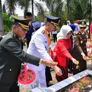 Bupati Musi Rawas berziarah ke Taman Makam Pahlawan Patria Bukit Sulap Lubuklinggau.