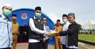Bupati Musi Rawas menyerahkan Bantuan Beras dan Bahan Pangan untuk Guru Ngaji